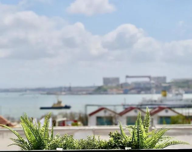 Luxury By Myplaceforyou, Very Quiet, Close To Time Out Market * Lisboa